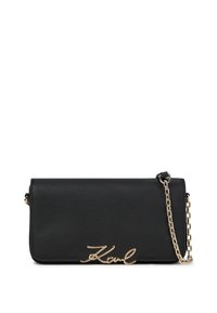 Fekete bőrből készült clutch táska arany lánc pánttal és arany "Karl" aláírás részlettel az elülső fedélen.