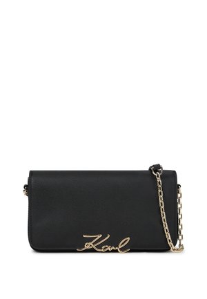 Fekete bőrből készült clutch táska arany lánc pánttal és arany "Karl" aláírás részlettel az elülső fedélen.