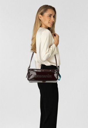 Borsa a mano in pelle verniciata marrone con forma rettangolare, dotata di chiusura con zip, tracolla staccabile e logo in rilievo sul davanti.