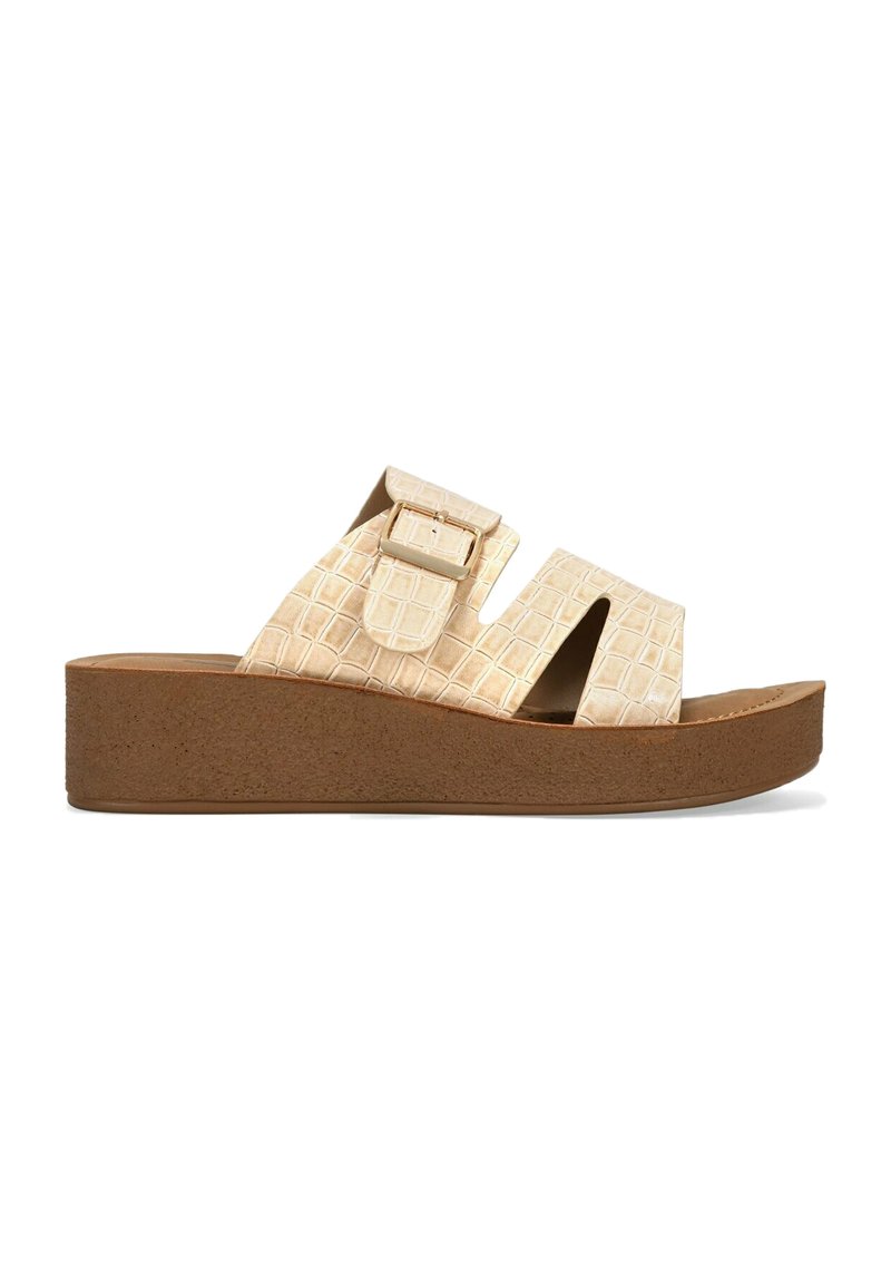 Sandalias de plataforma beige con un upper de cuero sintético texturizado imitación cocodrilo, dos correas anchas con hebilla y una suela de goma marrón.