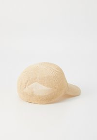 Beige vevd caps med en strukturert form og en buet brem, med et åpent strikkedesign for pusteevne og en glatt tekstur.