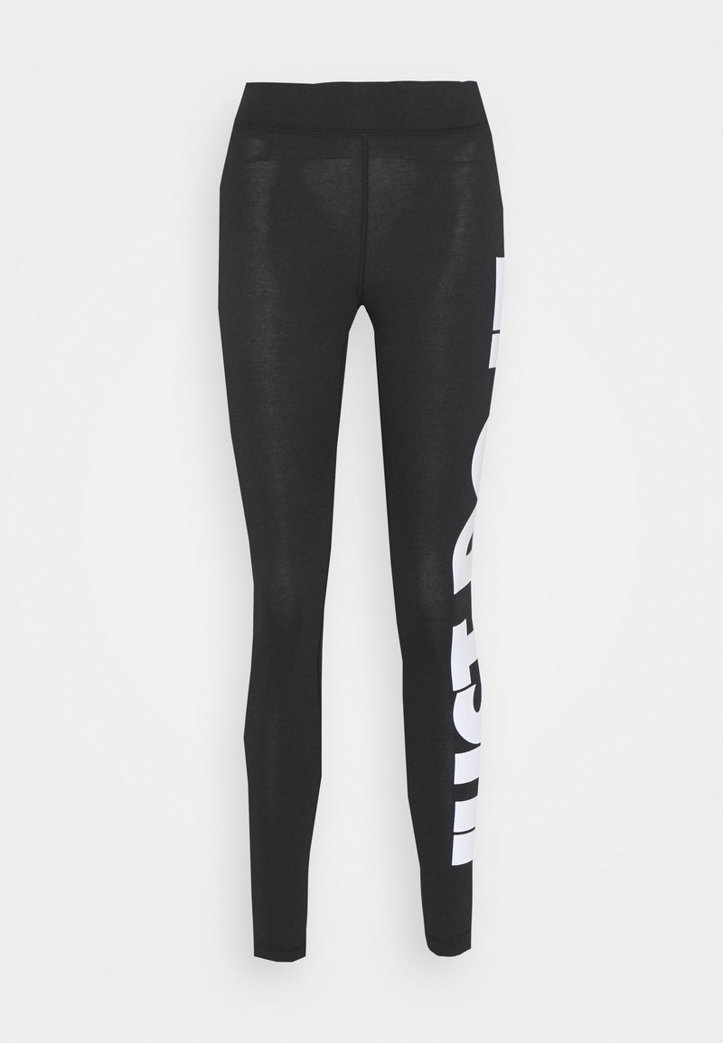 Schwarze Leggings mit hohem Bund, glatter Textur und einem vertikalen weißen Logo auf der linken Seite. Dehnbares, enganliegendes Design.