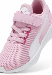 Puma FLYER RUNNER V PS - Scarpe da corsa su strada - pink lilac- white- pink