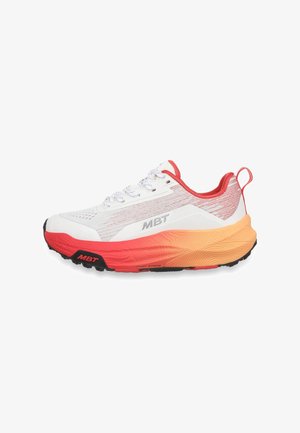 Chaussure de sport blanche et rouge avec une semelle intermédiaire dégradée orange, une semelle extérieure noire, des lacets et le logo "MBT" sur le côté et la semelle.
