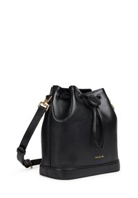 Sac seau en cuir noir avec un dessus à cordon, accents en métal doré et une bandoulière. Il présente une texture lisse et un détail de logo.