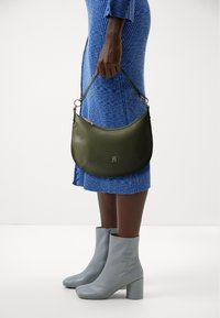 Tommy Hilfiger CHIC SHOULDER BAG - Håndveske - utility olive