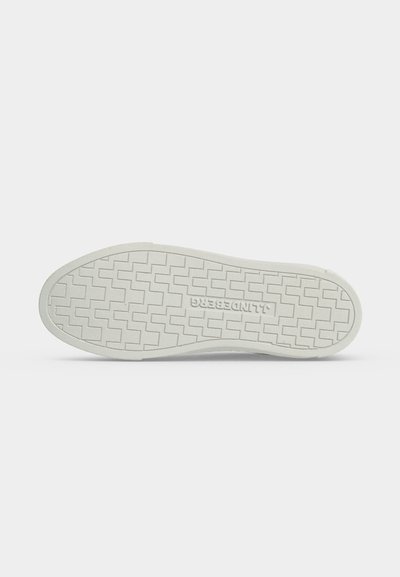 Semelle de chaussure en caoutchouc blanc avec un motif de bande de roulement géométrique texturé et le nom de la marque "J.LINDEBERG" embossé au centre.