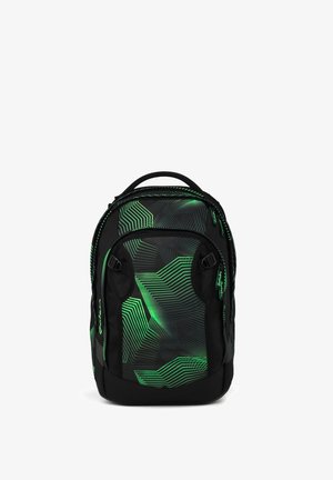 Schwarzer Rucksack mit neon-grünen geometrischen Linienmustern, vorderen Reißverschlusstaschen und einem Tragegriff oben.