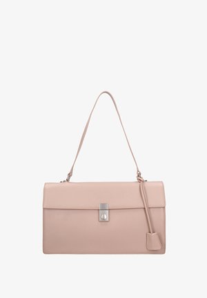 Sac à main en cuir rose clair de forme rectangulaire, avec fermeture magnétique, bandoulière réglable et une petite étiquette décorative sur le côté.