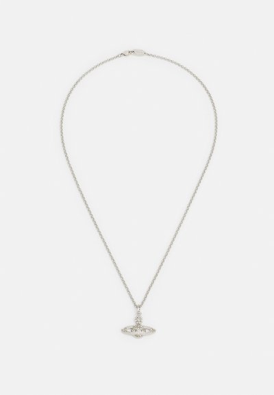 Zilveren ketting met een ovale hanger, voorzien van een gestructureerd ontwerp en kleine sprankelende accenten door de hanger heen.