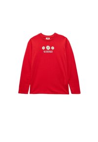 Röd långärmad t-shirt i bomull, med rund halsringning och tre prästkragar med texten "SE SKÖNHETEN I ALLT" nedanför.