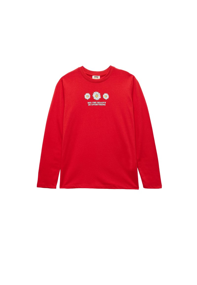 Röd långärmad t-shirt i bomull, med rund halsringning och tre prästkragar med texten "SE SKÖNHETEN I ALLT" nedanför.