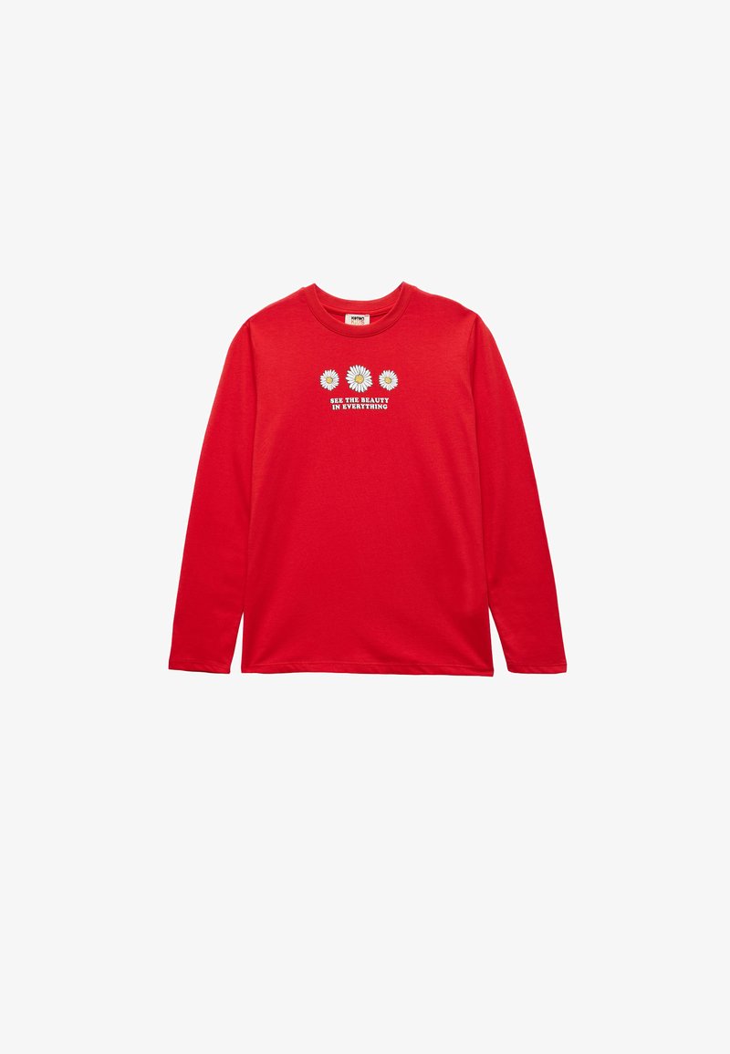 Röd långärmad t-shirt i bomull, med rund halsringning och tre prästkragar med texten "SE SKÖNHETEN I ALLT" nedanför.