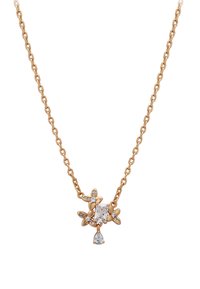 Collana in oro rosa con un gemma centrale rettangolare, decorata con tre accenti a forma di farfalla e un pendente a goccia.