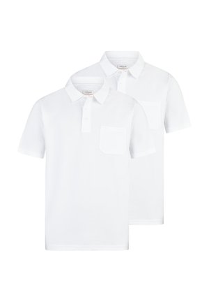 Dwie proste białe koszulki polo z krótkim rękawem, kołnierzykami i kieszeniami na piersi, ułożone warstwowo na białym tle.