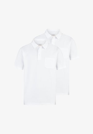Twee eenvoudige witte poloshirts met korte mouwen, kraag en borstzakken, gestapeld tegen een witte achtergrond.