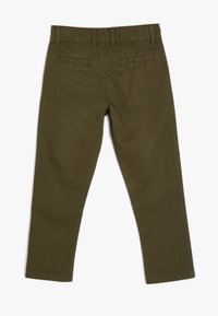 Olijfgroene broeken met een gladde textuur, voorzien van twee achterzakken en rechte pijpen, ontworpen voor casual draag.