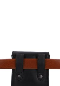 Bolsa de cuero negra unida a un cinturón de cuero marrón con dos correas negras y botones a presión de metal.