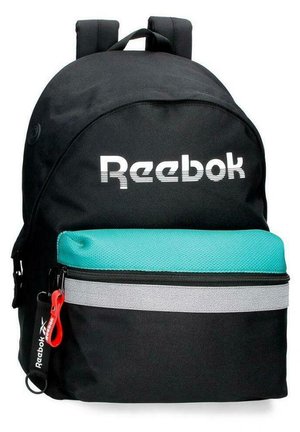 Mochila negra con un bolsillo frontal turquesa. Presenta el logo de Reebok, un mango en la parte superior, correas ajustables y un compartimento con cremallera con una banda reflectante.