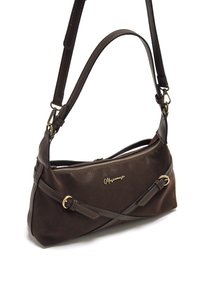 Bolso de ante marrón con forma redondeada, cremallera dorada y correa ajustada con herrajes dorados. Presenta un logotipo distintivo.