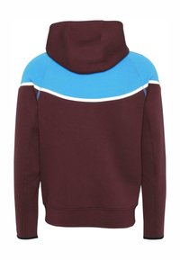Sudadera granate con una sección superior azul y línea de acento blanca. Presenta una capucha con cordones y puños acanalados. Textura suave.