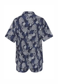 Kurzarmhemd aus marineblauem Stoff mit einem weißen maritimen Muster, das Muscheln und Seetang zeigt.Lockere Passform mit klassischem Kragen.