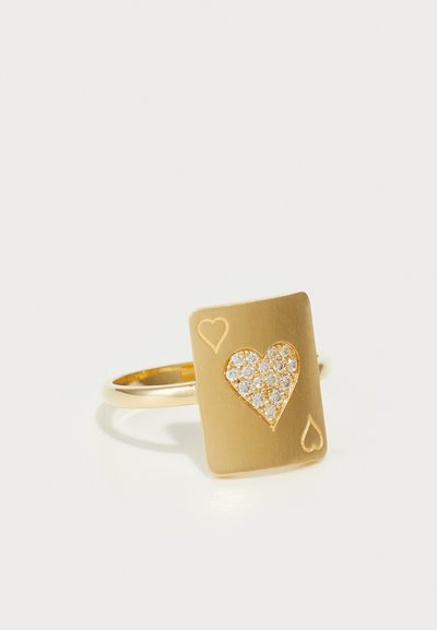 Bague en or présentant un design de carte rectangulaire avec un cœur scintillant en cristal pavé et des accents en cœur gravés.