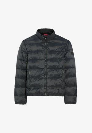 Czarna kurtka puchowa z pikowanym wzorem, wysoka stójka, zapięcie na suwak z przodu oraz dwie boczne kieszenie. Gładkie, błyszczące wykończenie, lekka izolacja.