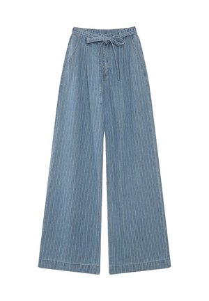 Pantaloni a gamba larga blu con sottili righe verticali bianche, tasche laterali e cintura in tessuto annodata in vita.