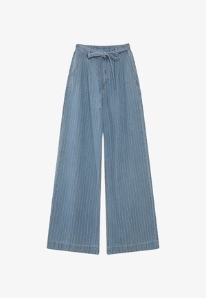 Pantaloni a gamba larga blu con sottili righe verticali bianche, tasche laterali e cintura in tessuto annodata in vita.