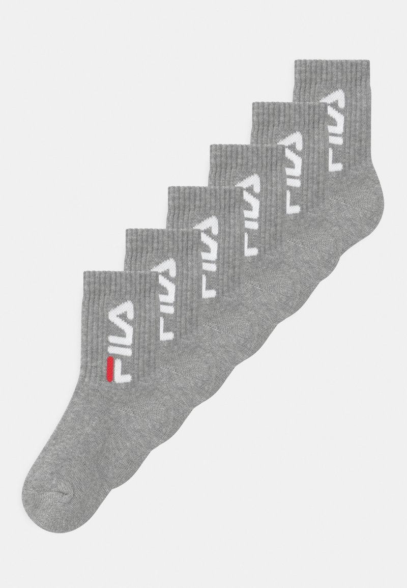 Calzini di cotone grigi con texture a coste, con logo "FILA" bianco e un accento rosso, presentati in un set di sei.