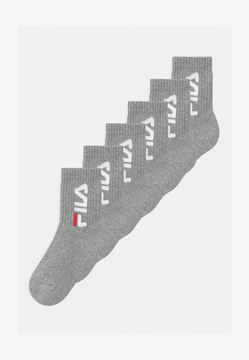 Socks de algodão cinzentos com textura canelada, apresentando o logo branco "FILA" e um detalhe em vermelho, apresentados em um conjunto de seis.