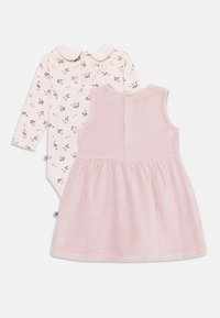 Completo per neonate a due pezzi: body a maniche lunghe con motivo floreale in crema e rosa, e un vestito in morbido corduroy rosa con gonna arricciata e bottoni sul retro.