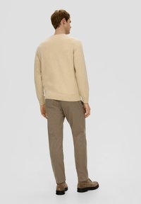 s.Oliver REGULAR - Chino - karamell