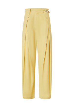 Pantaloni gialli a vita alta caratterizzati da pinces, una cintura con fibbia in argento e una silhouette ampia. Tessuto morbido con una texture fine.