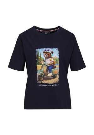 Marineblauw overhemd met een cartoonbeer die een helm en zonnebril draagt en op een versierde scooter rijdt, de tekst luidt "THE 19V69 CRUISING BEAR."