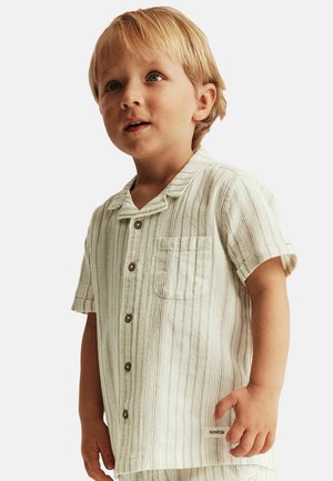 Hemd für Kinder mit kurzen Ärmeln und Kragen in hellem Beige mit vertikalen Streifen, ausgestattet mit einer Brusttasche und Knopfleiste. Weicher Stoff.
