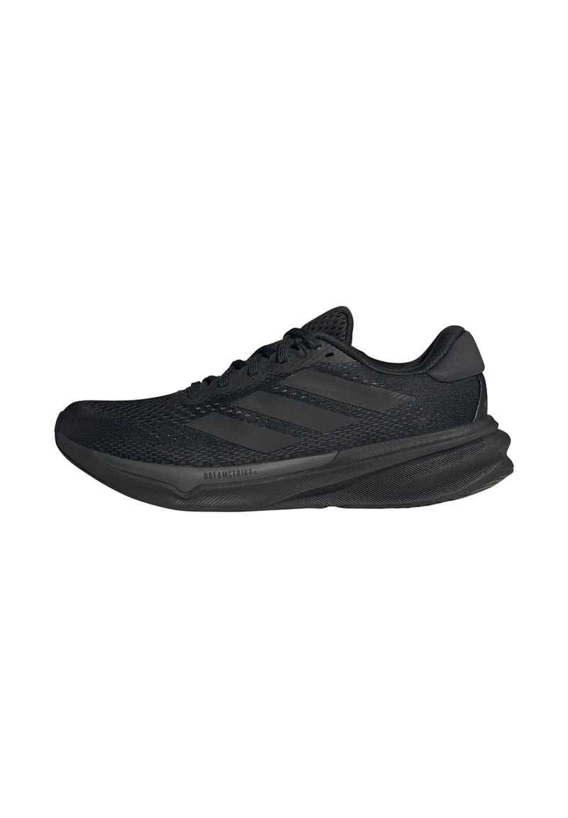 Scarpe sportive nere con tomaia in rete, forma aerodinamica, suola piatta e tre strisce diagonali sui lati. Design leggero per il massimo comfort.