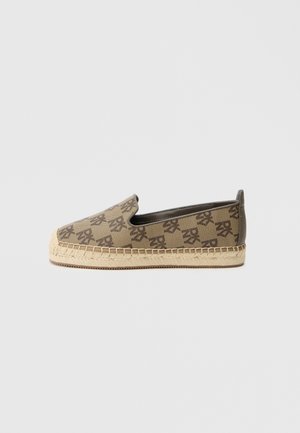 Espadrille-schoen met een bovenwerk van bruin canvas met een logo-patroon, instapmodel en zool van natuurlijk jute. Platte vorm, minimale accenten.