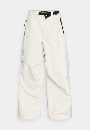 Pantaloni cargo albi dintr-un material rezistent la apă, cu curea la talie, buzunare laterale cu fermoar și un design lejer, cu picioare largi.