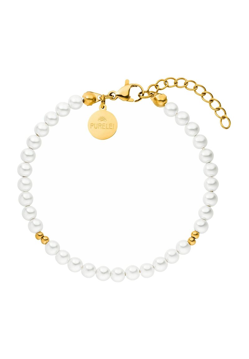 Weißes Perlenarmband mit goldenen Akzenten und einer verstellbaren Kette. Es hat einen Verschluss und ein kleines goldenes Tag, das mit "PURELEI" graviert ist.