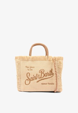 Sac cabas beige tissé avec des bords frangés, une anse tressée et « The place to be Saint Barth Summer Paradise » brodé sur le devant.