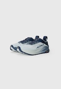 Chaussures de trail running en bleu clair avec des accents bleu marine, tige en maille, semelle texturée et logo de marque bien en vue. Comprend un système de laçage sécurisé.
