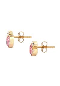 Goldfarbene Ohrstecker mit einem pinken, facettierten Stein und kleinen klaren Akzenten, gestaltet in einer klassischen Fassung und mit sicheren Steckern.