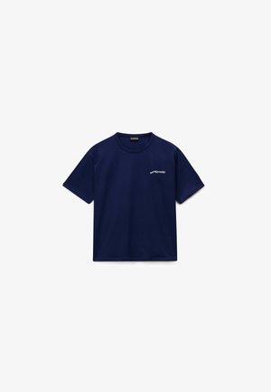 Granatowy t-shirt z krótkim rękawem i okrągłym dekoltem, z małym białym logo "Napapijri" na lewej piersi na białym tle.
