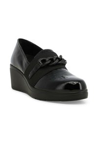 Mocassino wedge in vernice nera con spessa fascia elastica e dettaglio a catena chunky sul davanti, punta rotonda e suola in gomma.