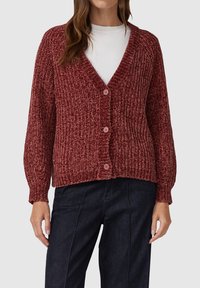 Gestrickte Strickjacke in Burgunderrot mit V-Ausschnitt, langen Puffärmeln und vier Knöpfen sowie einem durchgehenden strukturierten Muster.