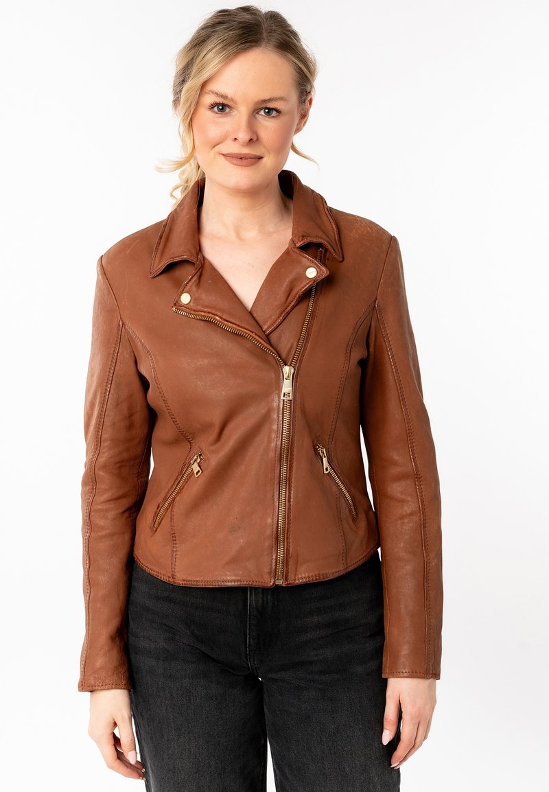 Veste de moto en cuir marron avec un design court, poches zippées et col cranté. Texture lisse avec des détails de couture visibles.