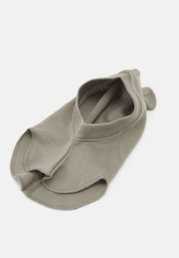 Maglione per cani verde oliva realizzato in tessuto morbido, dotato di collo rotondo e quattro aperture per le zampe, con cuciture impunturate e senza ulteriori motivi.