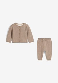 Cardigan per bambini a maglia beige con bottoni in legno e pantaloni con coulisse abbinati caratterizzati da piccoli motivi a cuore.